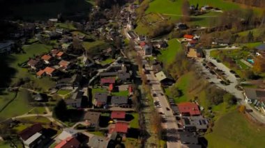 Pfarrkirche St. Sebastian ist eine romisch-katholische Kirche in Ramsau bei Berchtesgaden, Deutschland, Bayern Luftaufnahme. Almanya 'da Alpler' in geçmişine sahip küçük bir kilisenin hava manzarası.. 