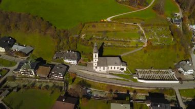 Pfarrkirche St. Sebastian ist eine romisch-katholische Kirche in Ramsau bei Berchtesgaden, Deutschland, Bayern Luftaufnahme. Almanya 'da Alpler' in geçmişine sahip küçük bir kilisenin hava manzarası.. 