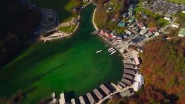 Deutschland, Bayern 'deki Luftaufnahme Schonau am Konigssee schifffahrt. Almanya, Bavyera 'daki elektrikli turist tekneleri ve rıhtımının güzel Schoenau am Koenigssee Gölü manzarası. Gezinti gemisi. 