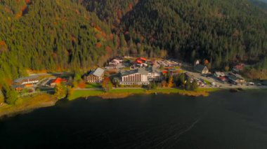Güneşli bir sonbahar gününde Bavyera Alpleri 'ndeki Spitzingsee Gölü' nün havadan görünüşü açık mavi suyun canlı sonbahar renklerini yansıttığını gösteriyor. Luftaufnahme vom Spitzingsee in den Schlierseer Bergen Bayerischen Alpen. 