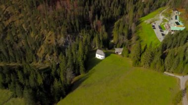 Katholische Bergkapelle Maria Hilf im Valepp, Gemarkung Deutschland, Bayern Luftaufnahme. Valepp, Almanya 'daki Katolik dağ şapeli Maria Hilf, Bavyera Havacılık manzaralı. Valepp Wasserfall