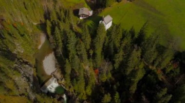 Katholische Bergkapelle Maria Hilf im Valepp, Gemarkung Deutschland, Bayern Luftaufnahme. Valepp, Almanya 'daki Katolik dağ şapeli Maria Hilf, Bavyera Havacılık manzaralı. Valepp Wasserfall
