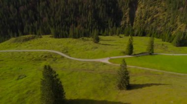 Katholische Bergkapelle Maria Hilf im Valepp, Gemarkung Deutschland, Bayern Luftaufnahme. Valepp, Almanya 'daki Katolik dağ şapeli Maria Hilf, Bavyera Havacılık manzaralı. Valepp Wasserfall