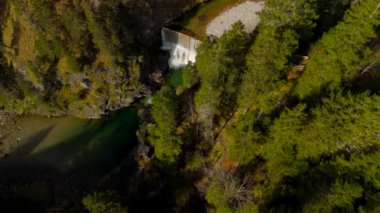 Katholische Bergkapelle Maria Hilf im Valepp, Gemarkung Deutschland, Bayern Luftaufnahme. Valepp, Almanya 'daki Katolik dağ şapeli Maria Hilf, Bavyera Havacılık manzaralı. Valepp Wasserfall