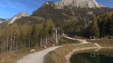Speichersee am Jenner beim Konigssee, Deutschland, Bayern 'de. Berchtesgaden 'den Jennerbahn. Moderne Bergbahn am Jenner Schoenau am Koenigssee 'de. Mittelstation. Almanya 'da Alp kayak kaldırma ve göl. 