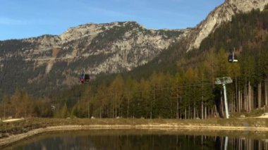 Speichersee am Jenner beim Konigssee, Deutschland, Bayern 'de. Berchtesgaden 'den Jennerbahn. Moderne Bergbahn am Jenner Schoenau am Koenigssee 'de. Mittelstation. Almanya 'da Alp kayak kaldırma ve göl. 