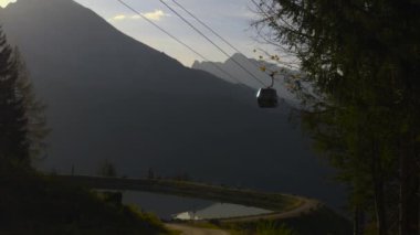 Speichersee am Jenner beim Konigssee, Deutschland, Bayern 'de. Berchtesgaden 'den Jennerbahn. Moderne Bergbahn am Jenner Schoenau am Koenigssee 'de. Mittelstation. Almanya 'da Alp kayak kaldırma ve göl. 
