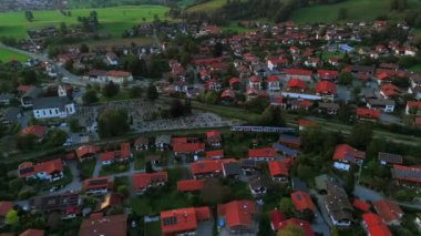 Yaz aylarında Alplerde gün batımı tren yolculuğunun insansız hava aracı görüntüsü. Almanya, Bavyera 'da seyahat eden demiryolu treninin hava görüntüsü. Deutschland, Bayern 'deki Schliersee' ye giden trenin en iyi manzarası. Demiryolu taşımacılığı. 