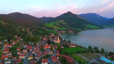 Schliersee, Bayern, Deutschland im Sommer 'deki Luftaufnahme auf St. Sixtus Kirche vom Weinberg. Almanya, Bavyera, Schliersee, Saint Sixtus Kilisesi Schliersee Gölü 'nün kıyısında duruyor.. 
