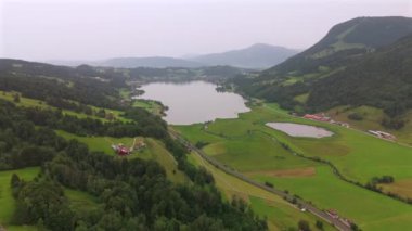 Deutschland, Bayern im Sommer 'deki Luftaufnahme vom Grosser Alpsee. Der Grosse Alpsee in Allgauer Alpen im Landkreis Oberallgau in Bayern Luftbildansicht. Almanya 'daki büyük Alp Gölü' nün havadan görünüşü. 