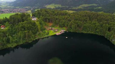Almanya, Bavyera 'da Freibergsee ve Heini-Klopfer- Schkiflugschanze' nin insansız hava aracı görüşleri. Dağlar ve ormanlarla çevrili bu el değmemiş göl ve ünlü kayakla atlama alanı havadan görülebilir. Oberstdorf. 