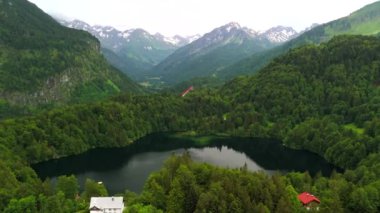 Almanya, Bavyera 'da Freibergsee ve Heini-Klopfer- Schkiflugschanze' nin insansız hava aracı görüşleri. Dağlar ve ormanlarla çevrili bu el değmemiş göl ve ünlü kayakla atlama alanı havadan görülebilir. Oberstdorf. 