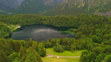 Almanya, Bavyera 'da Freibergsee ve Heini-Klopfer- Schkiflugschanze' nin insansız hava aracı görüşleri. Dağlar ve ormanlarla çevrili bu el değmemiş göl ve ünlü kayakla atlama alanı havadan görülebilir. Oberstdorf. 