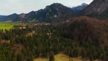 Fussen, Bavyera Almanya 'da dağların, doğanın ve ormanın havadan görünüşü ve Schloss Neuschwanstein ile Hohenschwangau' nun iki kalesi. Fuessen 'deki Luftaufnahme Bergen und zwei Schlossern. 