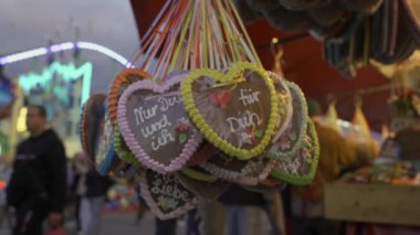Münih, Almanya. Munchen, Bayern, Deutschland 'deki Theresienwiese' de Oktoberfest bira festivalinde kalp şeklinde zencefilli çörek satışı. Herzform auf Ekim Festivali 'nde Verkauf von Lebkuchen. 