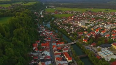 Luftbild der bayerischen Stadt Wolfratshausen und Loisach-Isar-Kanal in Deutschland bei Sonnenuntergang im Sommer. Yukarı Bavyera 'daki Wolfratshausen kasabası ve Almanya' daki nehir manzarası. 