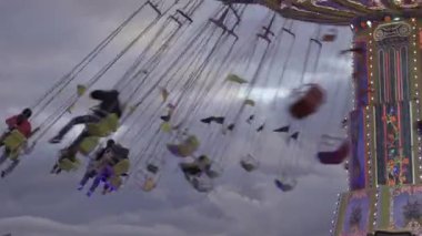 Münih, Almanya. Ekim Festivali sırasında eğlence parkındaki Viyana atlıkarıncasında güzel bir ışık vardı. Münih 'te Wiyana sosisi var. Wellenflieger Oktoberfest. 