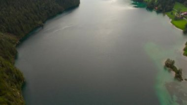 Hintersteiner, Avusturya 'da Kufstein kasabası yakınlarındaki dağ gölüne bakınız. Yazın gün batımında bulutlu havada hava manzarası. Hintersteiner. Oesterreich 'te Nahe der Stadt Kufstein Luftaufnahme' de bakın.. 