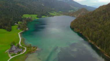 Hintersteiner, Avusturya 'da Kufstein kasabası yakınlarındaki dağ gölüne bakınız. Yazın gün batımında bulutlu havada hava manzarası. Hintersteiner. Oesterreich 'te Nahe der Stadt Kufstein Luftaufnahme' de bakın.. 