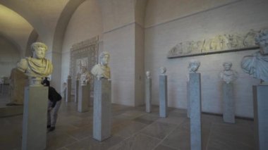14 Ocak 2024. Münih, Almanya. Innenraum Glyptothek und Ausstellungen im Inneren in Munchen am Konigsplatz, Deutschland. Munchener Glyptothek. Glyptothek Münih antik heykel koleksiyonu. 