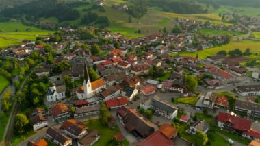 Oberstdorf yakınlarındaki Fischen im Allgau 'nun güneşli yaz havasında Bavyera, Almanya' daki Landkreis Oberallgau 'da hava görüntüsü. Fischen im Allgaeu Luftaufnahme. Pfarrkirche St. Verena 'da. Frauenkapelle.. 