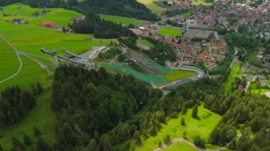 Schattenberg Skistadion, Oberstdorf, Deutschland Luftaufnahme 'de. Orlen Arena Oberstdorf Allgau. Almanya 'nın Bavyera kentindeki kayakla atlama stadyumunda. Skisprungstadion am Schattenberg Allgauer Alpen 'de
