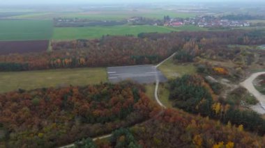 Almanya 'nın Münih kentindeki kapalı Flughafen Münih havaalanındaki pist görüntüsü Riemer Park' a döndü. Kleinen Teil Start und Landebahn des Flughafen Muenchen-Riem Luftaufnahme. 