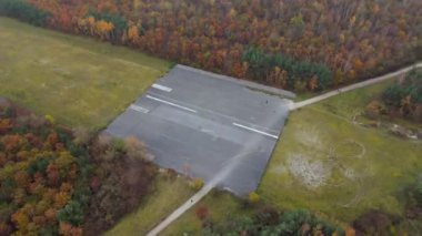 Almanya 'nın Münih kentindeki kapalı Flughafen Münih havaalanındaki pist görüntüsü Riemer Park' a döndü. Kleinen Teil Start und Landebahn des Flughafen Muenchen-Riem Luftaufnahme. 