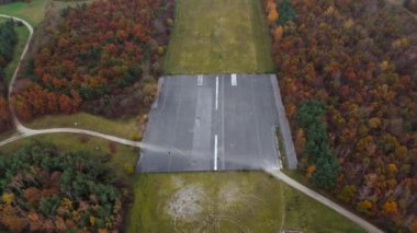 Almanya 'nın Münih kentindeki kapalı Flughafen Münih havaalanındaki pist görüntüsü Riemer Park' a döndü. Kleinen Teil Start und Landebahn des Flughafen Muenchen-Riem Luftaufnahme. 