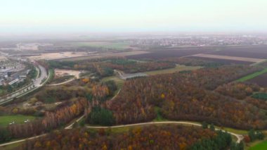 Almanya 'nın Münih kentindeki kapalı Flughafen Münih havaalanındaki pist görüntüsü Riemer Park' a döndü. Kleinen Teil Start und Landebahn des Flughafen Muenchen-Riem Luftaufnahme. 
