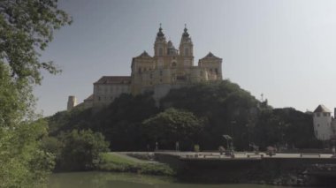 28 Ağustos 2024. Melk, Avusturya. Melk 'teki manastır. Abtei Melk. Melk Manastırı. Aşağı Avusturya barok başyapıtı, büyüleyici manzarasıyla yazın pek çok turisti cezbediyor.. 