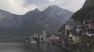 Avusturya 'nın Hallstatt kentindeki güzel kilise çarpıcı göle ve etrafındaki dağlara bakan bir perspektiften ele geçirildi. Resimli sahne, tarihi, mimariyi ve nefes kesici doğal güzelliği harmanlıyor.. 