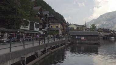 31 Ağustos 2024 Hallstatt, Avusturya. Avusturya 'daki Alp Gölü kıyısındaki güzel dağ kasabası, büyüleyici manzarası, büyüleyici caddeleri ve manzarasıyla yazın turist kalabalığını cezbediyor.. 