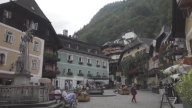 31 Ağustos 2024 Hallstatt, Avusturya. Avusturya 'daki Alp Gölü kıyısındaki güzel dağ kasabası, büyüleyici manzarası, büyüleyici caddeleri ve manzarasıyla yazın turist kalabalığını cezbediyor.. 