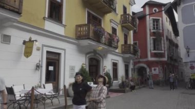31 Ağustos 2024 Hallstatt, Avusturya. Avusturya 'daki Alp Gölü kıyısındaki güzel dağ kasabası, büyüleyici manzarası, büyüleyici caddeleri ve manzarasıyla yazın turist kalabalığını cezbediyor.. 