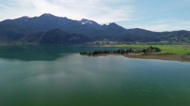 Kochel am See ein Dorf im oberbayerischen Landkreis Bad Tolz-Wolfratshausen. Kochelsee Gölü, Bavyera, Almanya. Bavyera 'da tatil teması. Güneşli hava manzaralı güzel kristal berrak göl. 