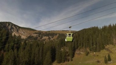 Bergbahnen am Spitzingsee Im Herbst bei sonnigem Wetter in Bayern, Deutschland. Taubensteinbahn Bavyera, Almanya 'da sonbaharda güneşli bir havada. Tema turizm ve Almanya 'da seyahat. Taubenstein. 