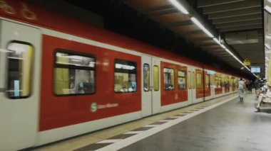 11 Temmuz 2024. Münih, Almanya. Münih Bayern 'de Rosenheimer Platz Haltestelle. S-Bahnhof Muenchen Rosenheimer Platz. S-Bahnh Rosenheimer Platz. Banliyö tren istasyonundaki yolcular. 