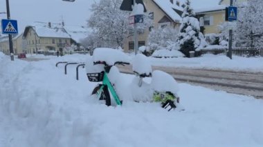 10 Kasım 2023. Münih, Almanya. Muenchen 'de kar yağışı. Şehrin otoparkında kar bisikletleri kapladı. Otoparkta kar yağışı ve bisikletler. Schneeeinbruch Münih, Deutschland. 
