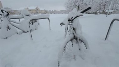 10 Kasım 2023. Münih, Almanya. Muenchen 'de kar yağışı. Şehrin otoparkında kar bisikletleri kapladı. Otoparkta kar yağışı ve bisikletler. Schneeeinbruch Münih, Deutschland. 