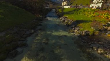 Almanya, Ramsau 'daki Aziz Sebastian Kilisesi. Güneşli gökler vadiden ve görkemli dağlardan akan nehirler seyahat ve turizm için mükemmel manzaralar yaratıyor. Kirche Ramsau bei Berchtesgaden 'de.. 