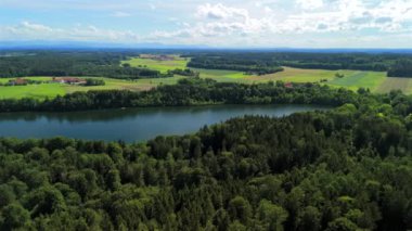 Steinsee bei Munchen Luftaufnahme. Steinsee, Bayern Luftbildansicht 'te. Almanya, Bavyera, Münih yakınlarındaki Stein Gölü hava manzarası. Almanya 'nın en sıcak göllerinden biri. Steinsee orman bölgesinde yer almaktadır.. 