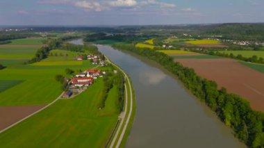 River Inn 'in, güneşli yaz havasında Muhldorf am Inn yakınlarındaki tarım arazileri ve doğa manzarası. Bavyera, Almanya Nehir Hanı otlakları ve kırsal alan manzaralı. Tarım arazisi havası. 