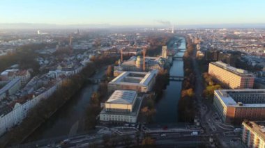 Almanya 'nın Münih kentindeki Alman Bilim ve Teknoloji Başyapıtları Müzesi sonbaharda görülüyor. Luftaufnahme Deutsches Müzesi von Meisterwerken der Naturwissenschaft und Technik. Museumsinsel. 