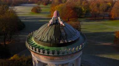Monopteros im Englischen Garten Deutschland, Munchen Luftaufnahme im Herbst. Muenchen 'de Monopteros Gözcü Noktası ve yuvarlak tapınak İngiliz Bahçe Almanya' sında, Sonbaharda Münih hava manzarası. 