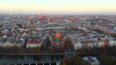 St. Lukas Kilisesi, Isar nehrinin kıyısındaki St. Lukes Kilisesi, kısaca Lukaskirche, Almanya 'nın sonbaharda Bavyera kentindeki en etkileyici kilise binalarından biridir. Lukaskirche Luftaufnahme. 
