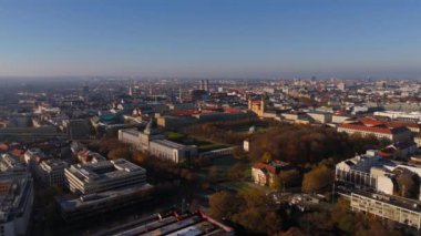 Munchen Deutschland 'deki Hofgarten, Luftaufnahme. Bayerische Staatskanzlei Luftansicht. Almanya 'nın Münih şehrinin gökyüzü manzarası. Muenchen 'in merkezinin havadan görüntüsü. Munchner Hofgarten Luftbildaufnahme. 