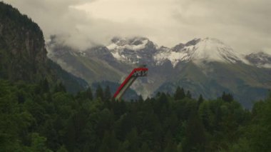 Almanya 'nın Stillachtal Vadisi Bavyera' da Oberstdorf 'a bağlı Allgau köyü yakınlarındaki Heini-Klopfer kayak manzarası. Oberstdorf, Skiflugschanze mit Freibergsee. Heini Klopfer Skifly atlayışı. Kayak atlayışı Freibergsee