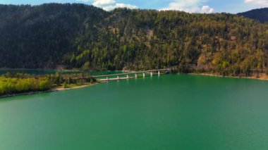 Sylvensteinsee Luftaufnahme im Sommer bei sonnigem Wetter. Sylvenstein konuşmacısı Lenggries Bayern, Deutschland Luftbildansicht. Sylvensteinstausee Bavyera, Almanya hava manzaralı. Isar Nehri 'ndeki rezervuar.. 