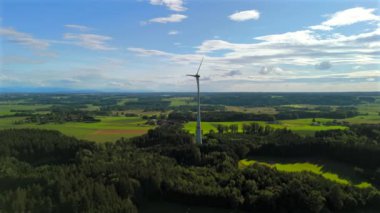Almanya 'nın Ebersberg bölgesindeki Bavyera' daki rüzgar türbininin hava görüntüsü. Bayern, Deutschland 'deki Luftaufnahme einer Windtürbin vor dem Hintergrund der Alpen. Alplere bakan golf sahasında rüzgar türbini. 